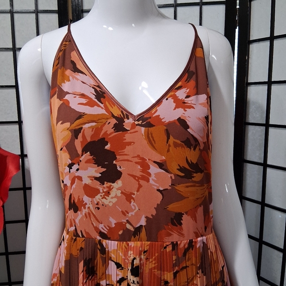 WHITE HOUSE BLACK MARKET. Pretty Long, Layered floral design - Picture 6 of 16